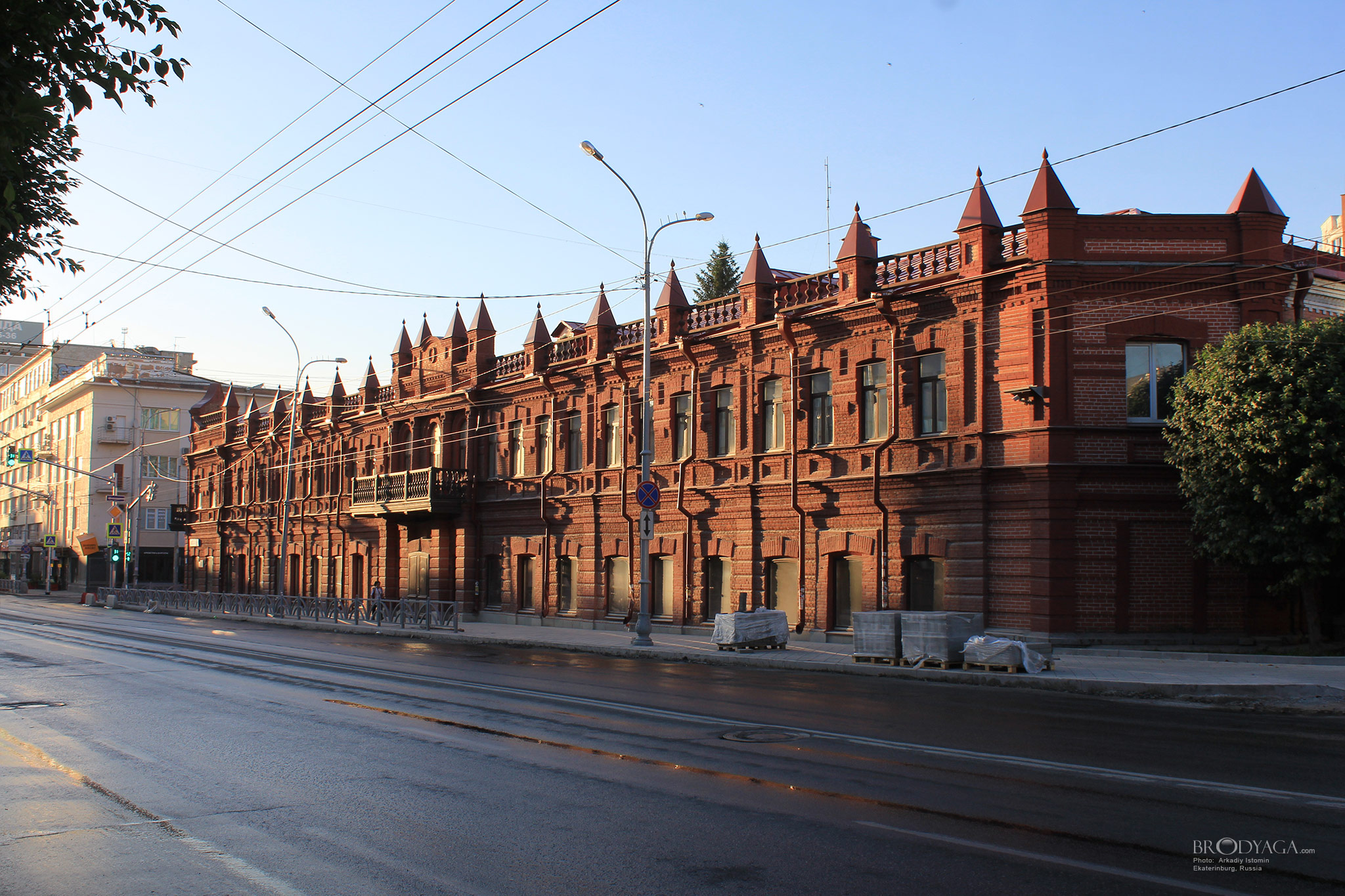 Здание товарищества чайной торговли «В. Высоцкий и К». Малышева 22 / Хохрякова 30, Екатеринбург (Malyshev Street, 22, Ekaterinburg)
